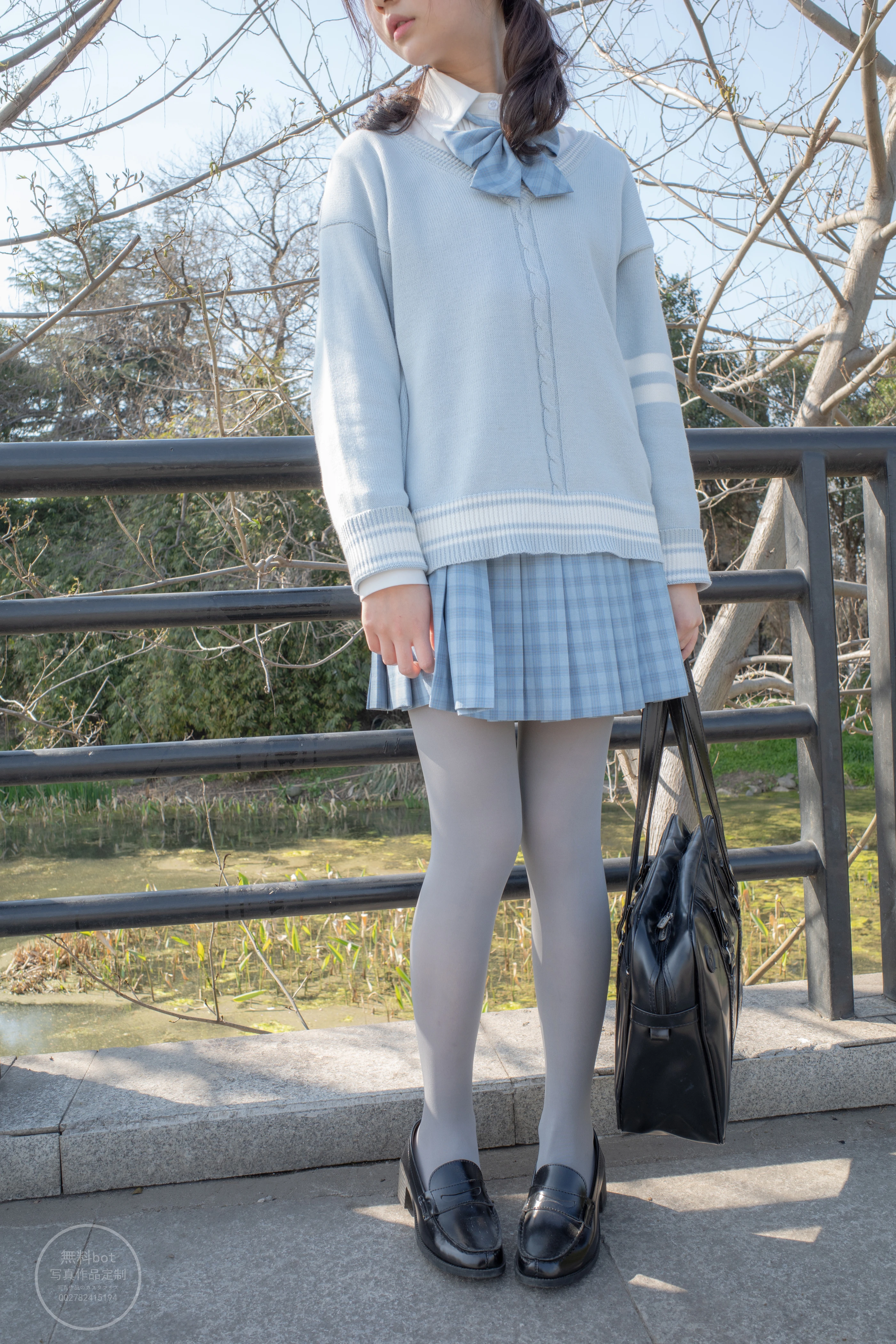 森萝财团 有料 NO.030 小香 户外公园里的JK制服灰丝美腿 [100P]插图4